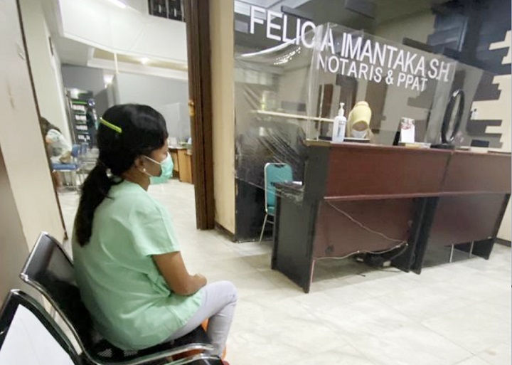 Suasana di ruang tunggu notaris Felicia Imantaka, dengan tetap menerima tatap muka dengan menjaga protokol kesehatan secara ketat. SP/ RMC