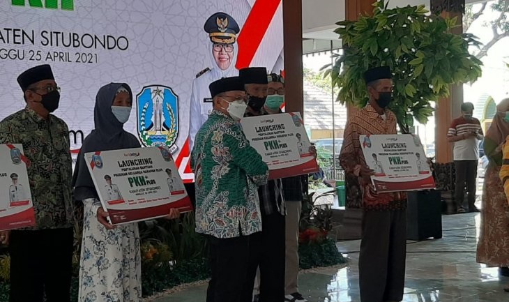 Bupati Situbondo secara simbolis menyerahkan bantuan PKH Plus kepada para lansia.