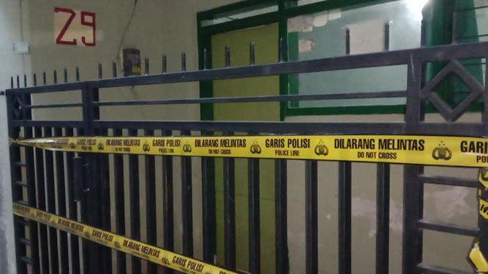 Lokasi kejadian penuuskan telah dipasangi garis polisi.