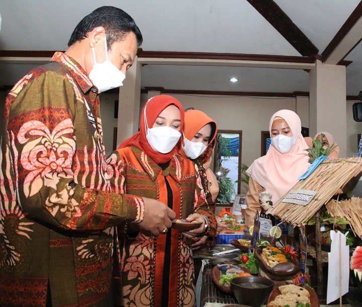 Bupati bersama istri saat mencicipi hasil masakan, dalam lomba ikan. SP/MUHAJIRIN KASRUN