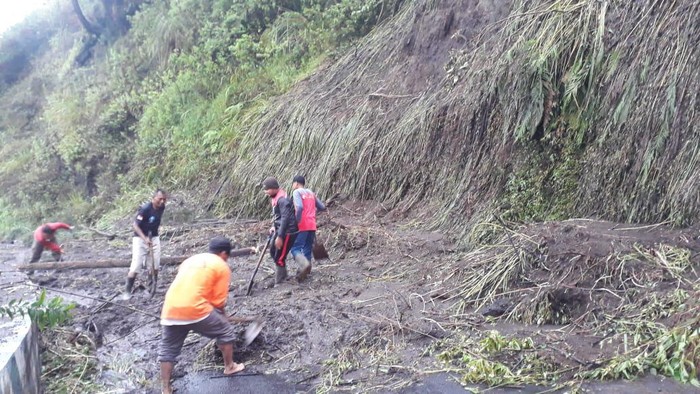 Caption: Proses evakuasi longsoran di akses menuju Kawah Ijen SP/DECOM