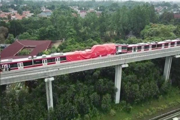 Dua kereta LRT yang mengalami tabrakan saat uji coba, Senin (25/10/2021).