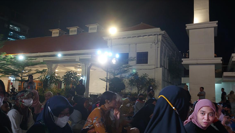 Masyarakat Kota Surabaya saat menantikan penampilan kesenian ludruk di Balai Pemuda, Sabtu (17/9/2022). SP: Aksaradia SangTirani