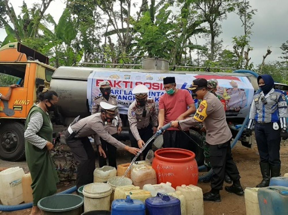 Kapolres Lumajang saat turun di lokasi terdampak. SP/ LIM