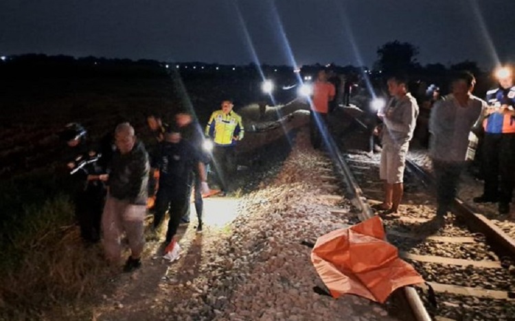 Tim Polres Jombang saat tiba di lokasi TKP mobil tertabrak kereta di Jombang untuk mengevakuasi korban. SP/ JBG