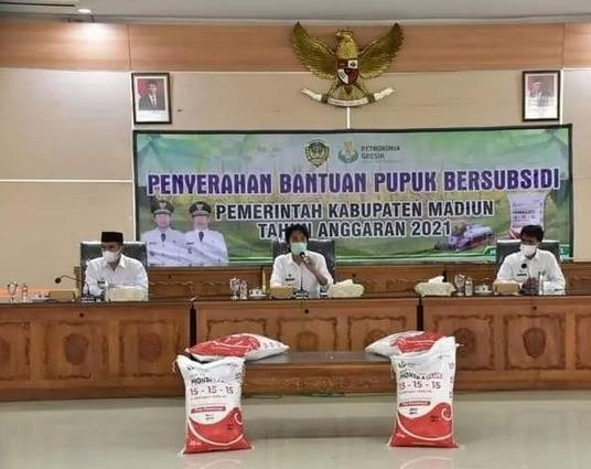Pemberian pupuk subsidi dari Pemkab Madiun kepada petani secara simbolis di Gedung Eka Kapti Puspem Mejayan, Rabu (21)7/2021).