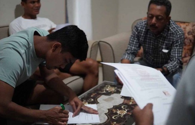 Direktur Madura United, Ziaul Haq saat menggelar adendum kontrak kepada pemain.