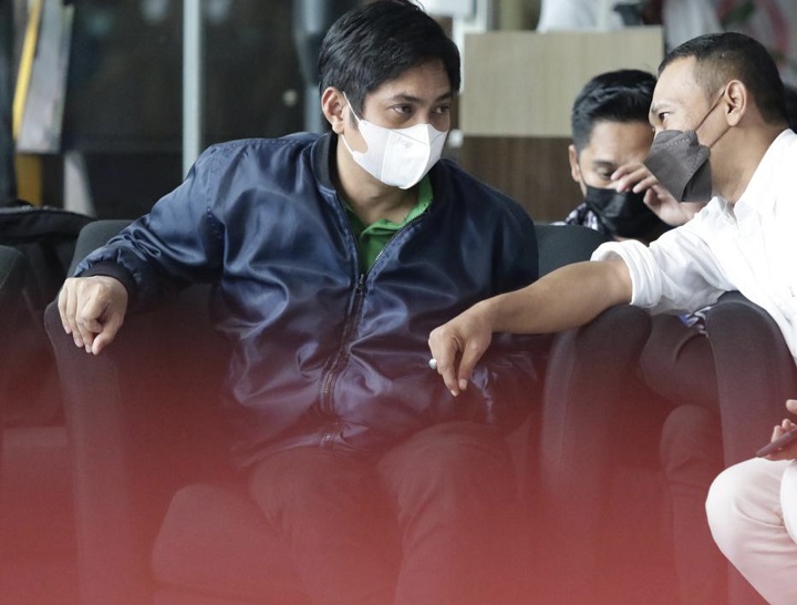 Mardani H. Maming, Ketua HIPMI dan Bendahara Umum PBNU saat menyerahkan diri ke KPK usai dirinya terbang dari Batam ke Jakarta, Kamis (28/7/2022).