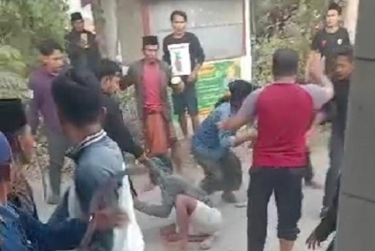 Tangkapan layar video pelaku pencurian motor yang viral di amuk warga di Bangkalan. SP/ BGL