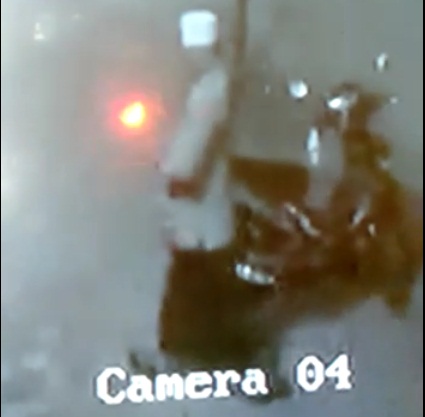 Rekaman CCTV di Masjid Beringin saat pelaku mengeksekusi motor. SP/Anggadia Muhammad