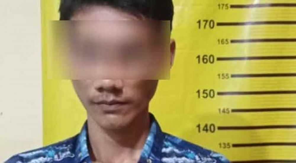 Ahmad Wira Santika (24) saat diamankan di Mapolsek Tambaksari Surabaya.