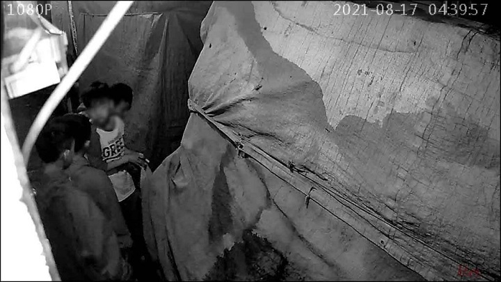 Tangkapan layar rekaman CCTV saat sekumpulan remaja diduga hendak melakukan aksinya (mencuri). 