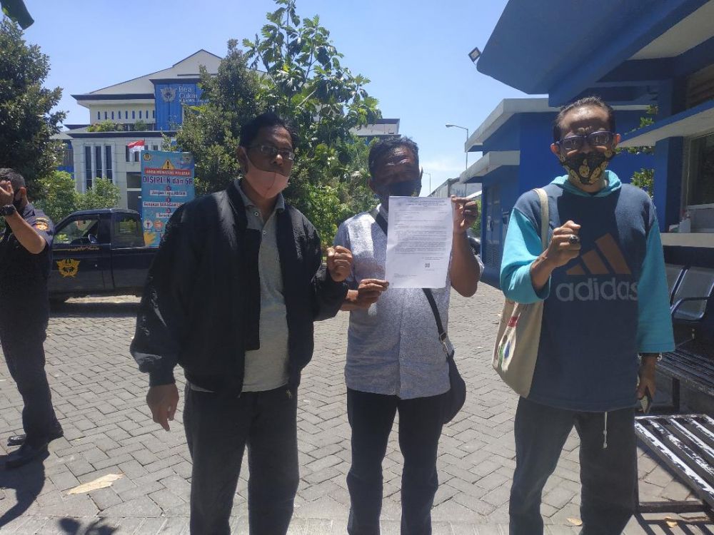 Aktivis LSM Mapekat saat datangi Kanwil BC Jatim 1
