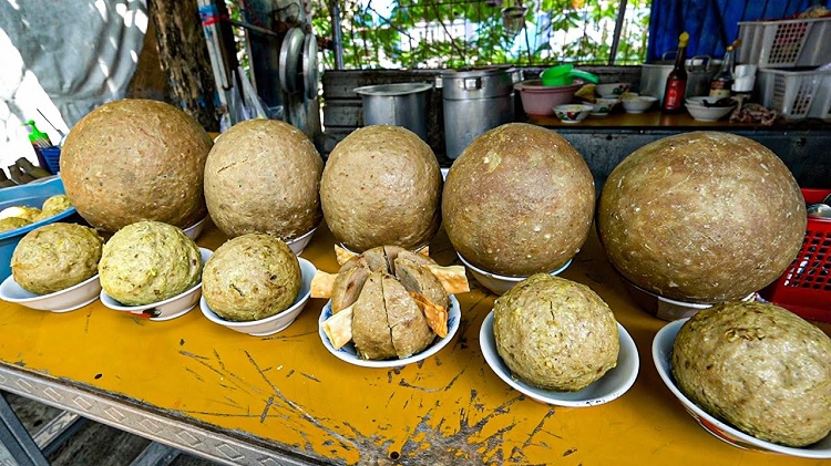 Bakso Masa Kini pak Supaji, dengan ukurannya yang sangat jumbo sebesar bola voli di Lamongan. SP/ LMG