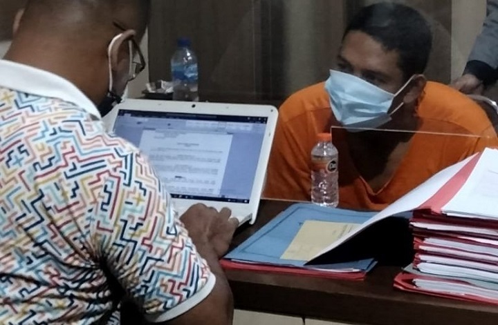 Ali Muddin pelaku pembunuhan saat menjalani pemeriksaan.