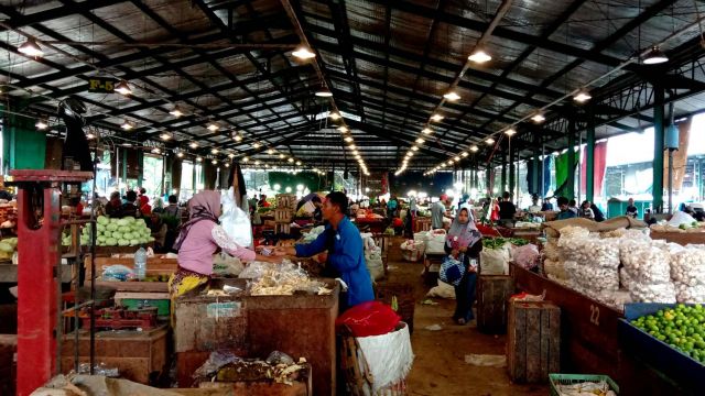 Pasar Induk Osowilangun Surabaya mempermudah pedagang di pasar tradisional dalam berbelanja dengan menerapkan sistem belanja online. SP / HUMAS PEMKOT SURABAYA