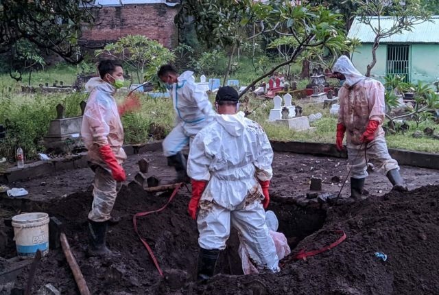 Petugas pemulasaran jenazah pasien covid-19 saat mengkebumikan jenazah pasien covid-19
