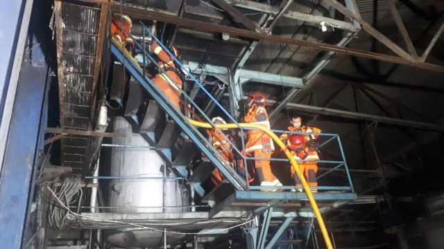 Petugas PMK Surabaya saat berjibaku memadamkan api