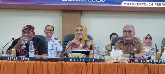 Walikota Mojokerto Ning Ita dan Kepala Bappedalitbang Agung MS