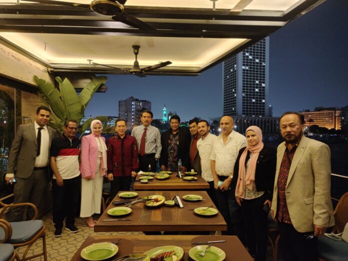 Dubes RI Lutfi Rauf dan Atase Perdagangan, M. Syahran Bhakti S. saat kunjungan bisnis ke Kairo, Mesir. Foto: KBRI Kairo.