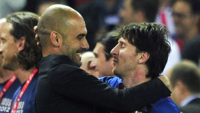 Pep Guardiola saat bersama Lionel Messi. Foto: AFP.