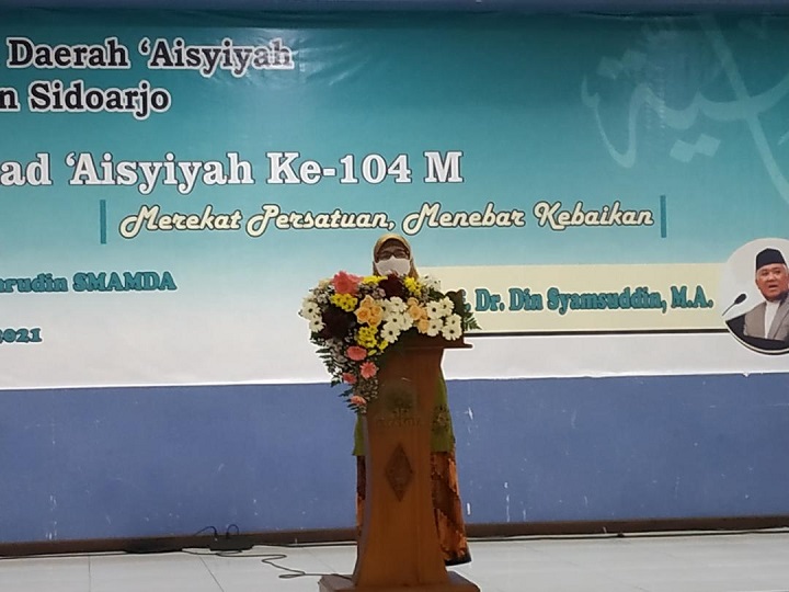 Ketua PDA Sidoarjo Hj Zubaidah Syafii saat beri sambutan. SP/Sugeng