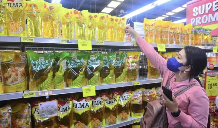 Warga membeli minyak goreng kemasan di salah satu pusat perbelanjaan di Surabaya