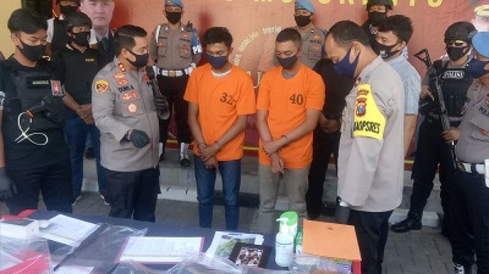 Kapolres Mojokerto AKBP Dony Alexander saat menunjukkan dua pelaku kasus pembunuhan wanita yang dibuang di jurang Pacet, Kabupaten Mojokerto. SP/Dwy Agus Susanti