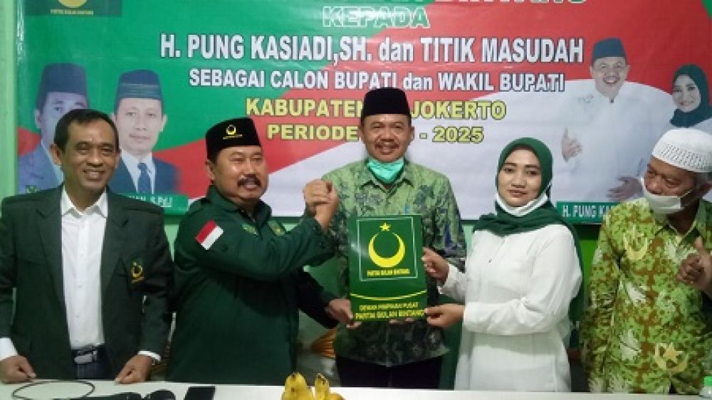 Paslon Pung - Titik saat menerima surat keputusan rekomendasi dari PBB.  SP/Dwy Agus Susanti
