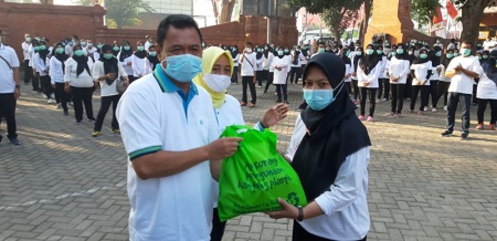 Bupati Mojokerto, Pungkasiadi memberikan suntikan semangat kepada ratusan tenaga kesehatan (nakes) non ASN di Dinas Kesehatan Kabupaten Mojokerto. SP/Dwy Agus Susanti