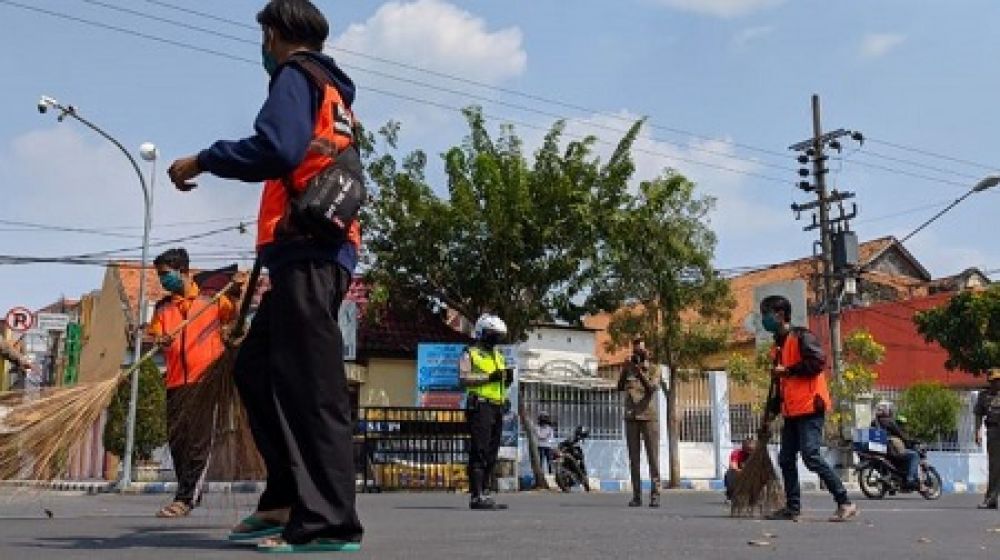 Puluhan orang yang dihukum kerja sosial akibat tidak mengenakan masker. SP/ SM