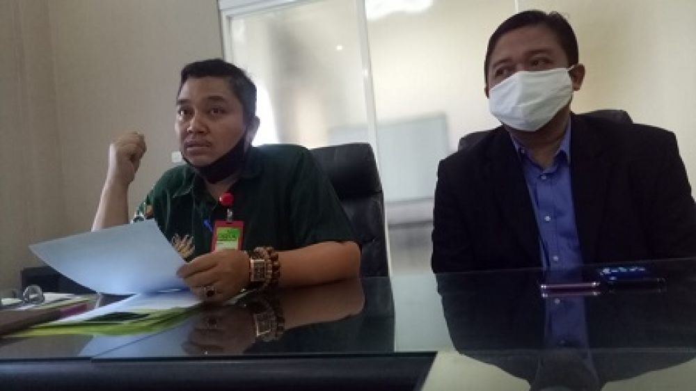 Manager plant PT PRIA, Mujiono saat menunjukkan salinan putusan MA didampingi kuasa hukum PT PRIA. SP/Dwy Agus Susan