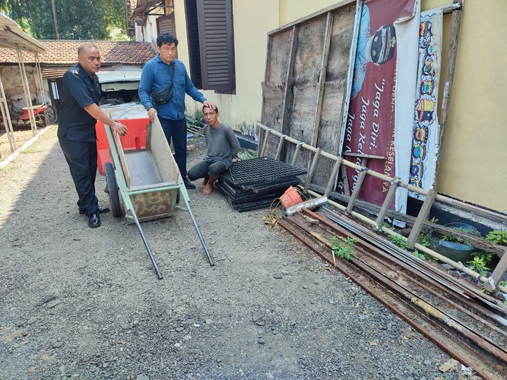 Pelaku saat diamankan petugas. SP/Ari