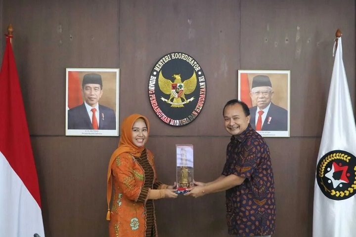 Wali Kota Ika Puspitasari (kiri) saat penyerahan penghargaan insentif fiskal kategori kinerja penghapusan kemiskinan ekstrem tahun berjalan 2023 di Istana Wakil Presiden, Kamis (9/11/2023).