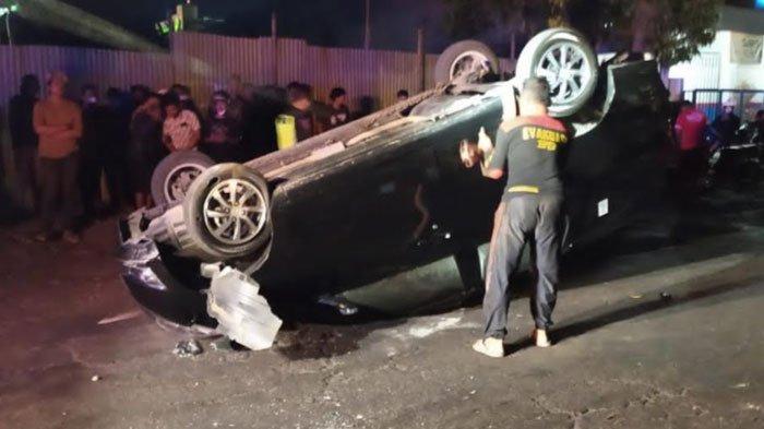 Kondisi mobil yang terbalik usai menabrak median tengah jalan. 