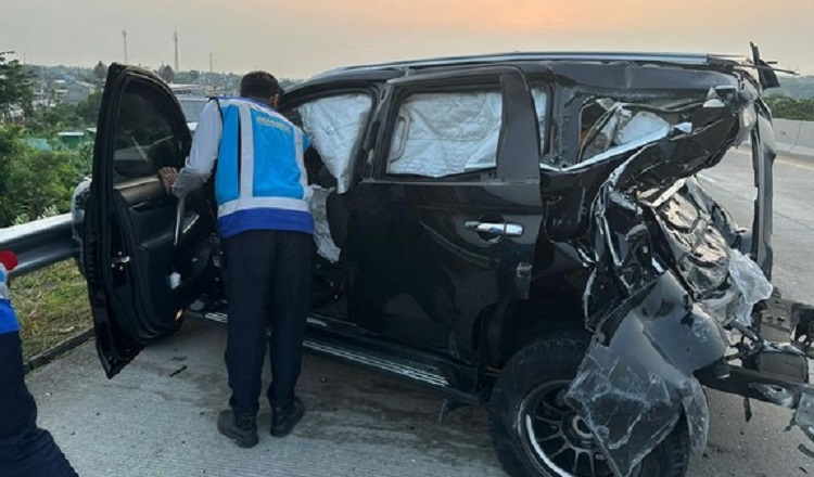 Kondisi mobil pajero sport yang tampak ringsek dibagian belakang usai ditabrak oleh Bus PO Haryanto secara ugal-ugalan. SP/ BTG