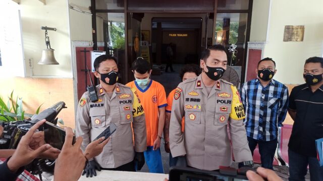 Kapolsek Tegalsari, Kompol Dwi Nugroho didampingi Kanit Reskrim, AKP Marji saat merilis pengungkapan penggelapan mobil rental. SP/Polsek Tegalsari