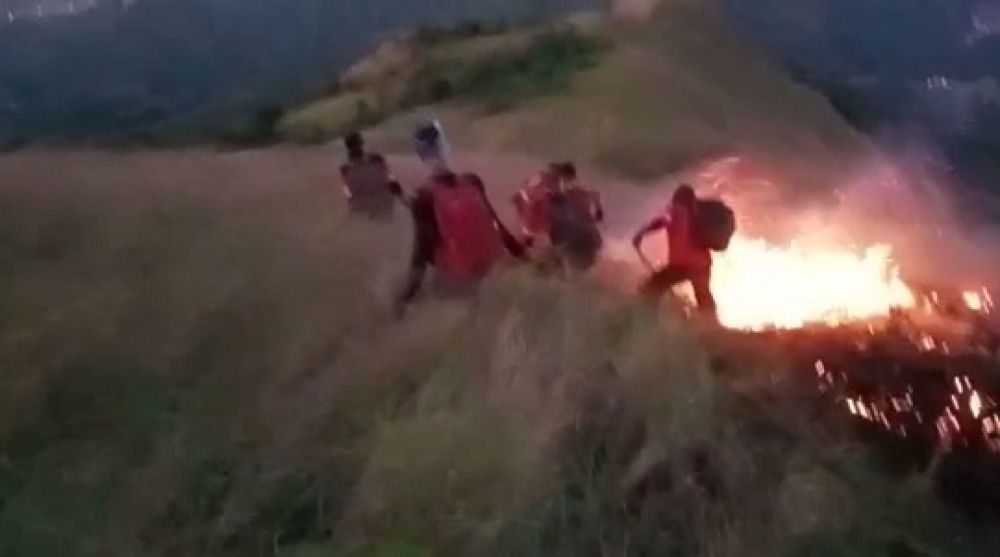 Petugas dari SAR Penanggungan via jalur Tamiajeng juga Kedungudi dan masyarakat sekitar berusaha memadamkan api. SP/SP