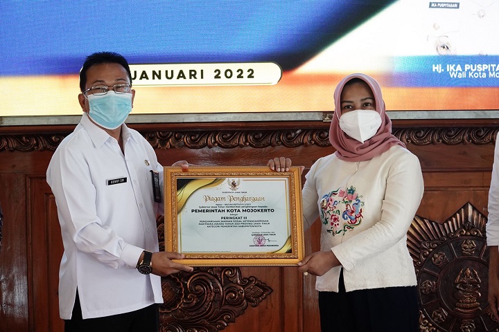 Wali Kota Mojokerto Ning Ita saat menerima penghargaan Paritrana Award Tingkat Provinsi Jawa Timur. SP/Dwy AS
