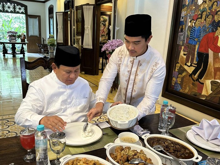 Momen saat Kaesang mengambilkan nasi untuk Prabowo ketika kunjungan silaturahmi kerumah Presiden Jokowi di Solo. SP/ SLO