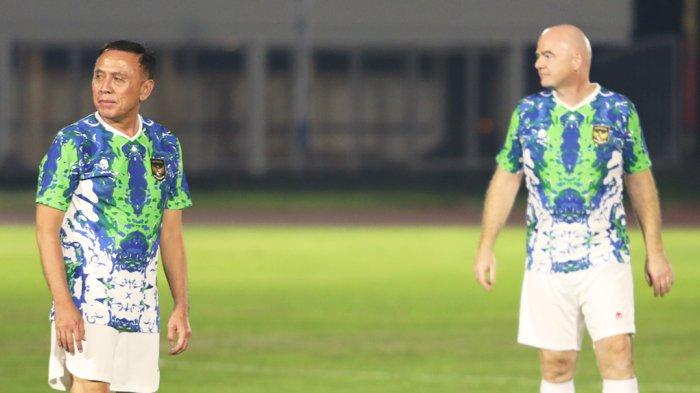 Pertandingan Fun Football antara FIFA dan PSSI di Stadion  Madya Gelora Bung Karno, Jakarta, Selasa (18/10/2022).