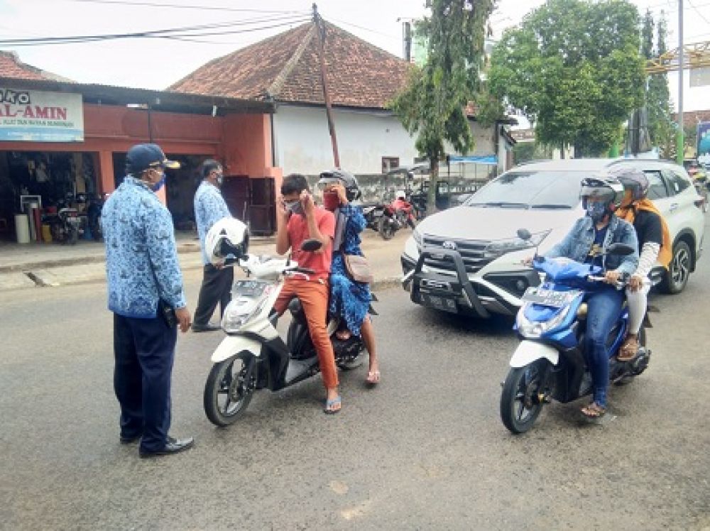 Sejumlah petugas tampak melakukan razia masker di pintu masuk Pasar Anom Sumenep. SP