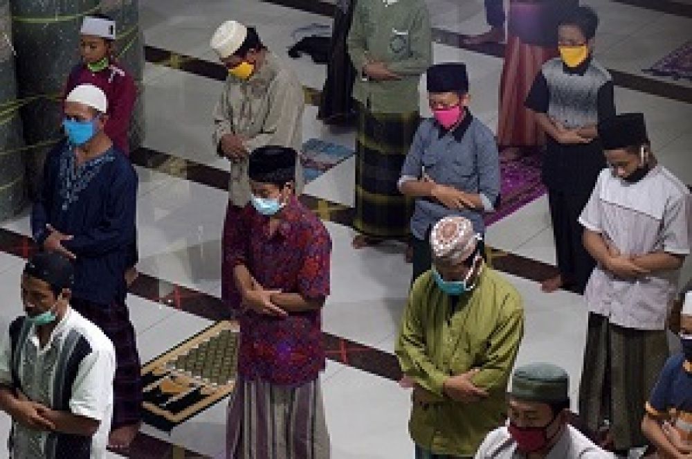 Umat Islam saat sedang menjalankan sholat terawih dengan jarak aman pembatasan Sosial (pyshcal distancing) di Masjid Baitul Ma'minim, Minggu (10/5/2020) 