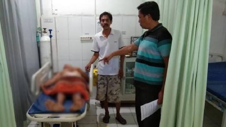 Mulyadi saat di evakuasi ke Rumah Sakit Lirboyo, Kota Kediri. SP/ KDR 