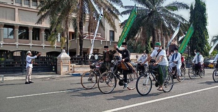 Kegiatan gowes bersepeda unta dengan mengenakan sarung dan kopiah di Ponorogo