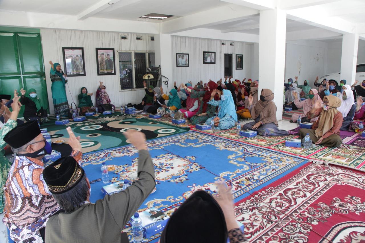 Para ibu-ibu muslimat dan fatayat Balongbendo dukung Kelana-Dwi Astutik