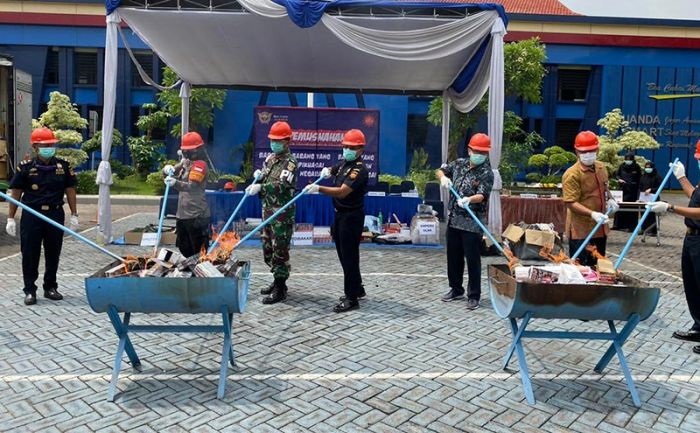 Pemusnahan barang ilegal. SP/Sugeng