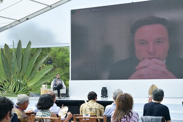 Elon Musk dan Nadiem Makarim dalam ajang Intergenerational Dialogue for Our Emerging Future di Bali, yang diikuti secara virtual, Senin (14/11/2022).