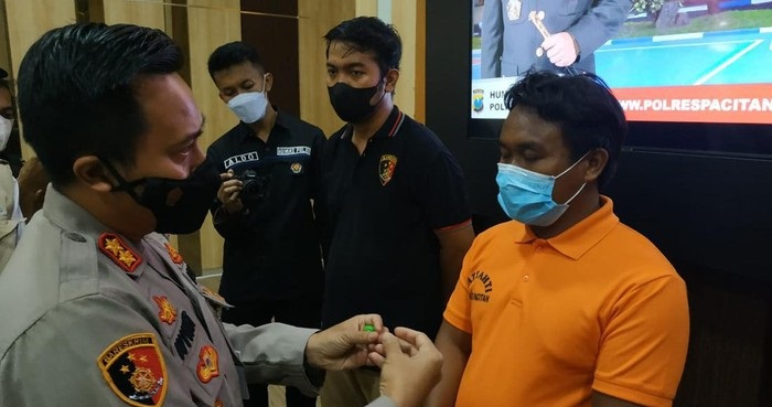 JW alias BJ (35) nahkoda kapal ditetapkan polisi sebagai tersangka. 