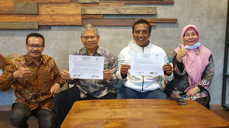 Penandatanganan MoU antara pihak Rektor Unesa bersama Prof. Dr. Titik Taufikurohmah, M.Si., dengan PT. Katama Suryabumi Jakarta.